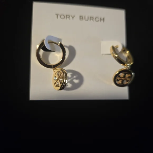 Tory Burch Miller Pavé Drop Huggie Hoop Earrings – Gold wit Green stones -NEW - Picture 3 of 3